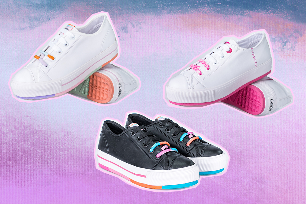 tenis-capricho-shoes-01 Montagem com três tênis da coleção da CAPRICHO Shoes. Um branco com sola em tons pastel, um branco com sola rosa e um preto com sola colorida. O fundo é em tons de lilás e azul.