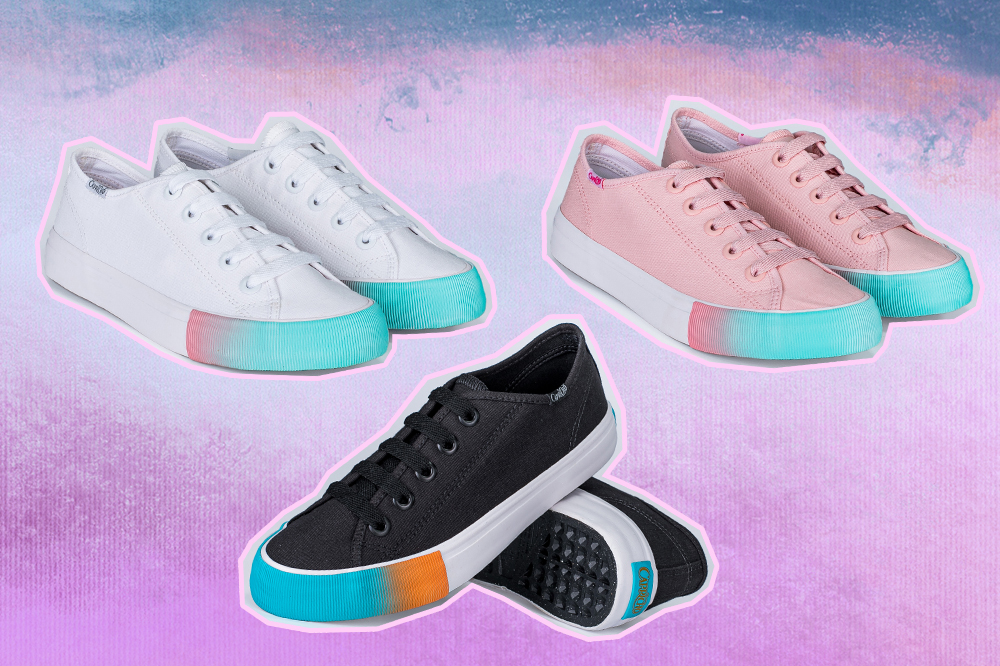 tenis-capricho-shoes-02 Montagem com três tênis da coleção da CAPRICHO Shoes. Um branco com detalhe em azul, um rosa com detalhe em azul e branco e um preto com detalhe em azul e branco. O fundo é em tons de azul e roxo.