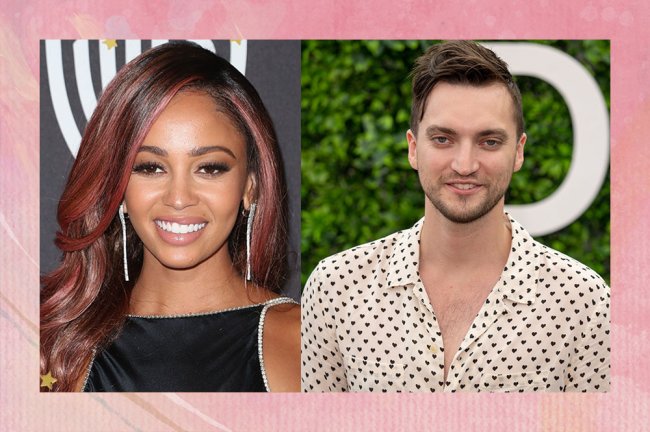 Vanessa Morgan na esquerda, sorrindo. Na direita o ator Richard Harmon, em um fundo de plantas