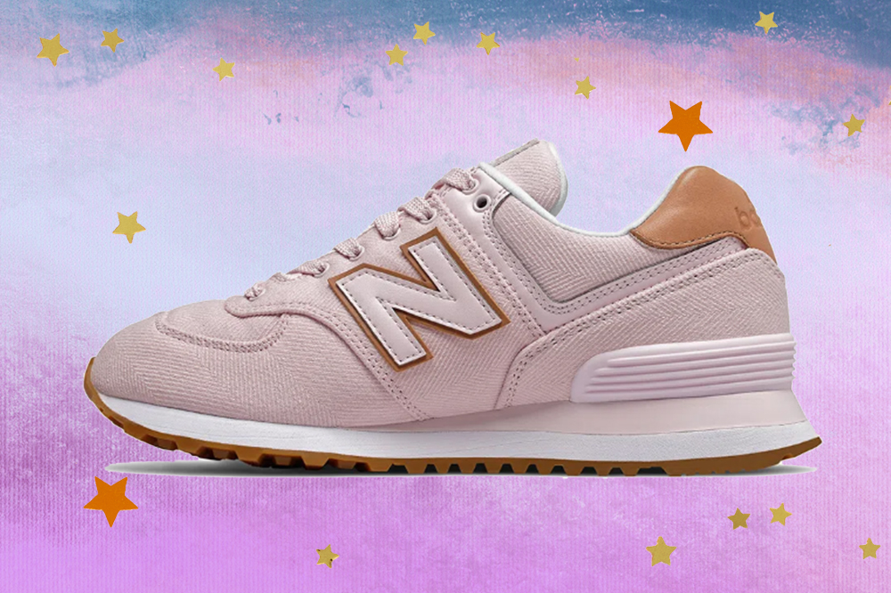 574-new-balance-tenis-classicos Montagem do tênis 574 New Balance rosa em fundo degradê de lilás e azul com estrelas douradas e laranjas