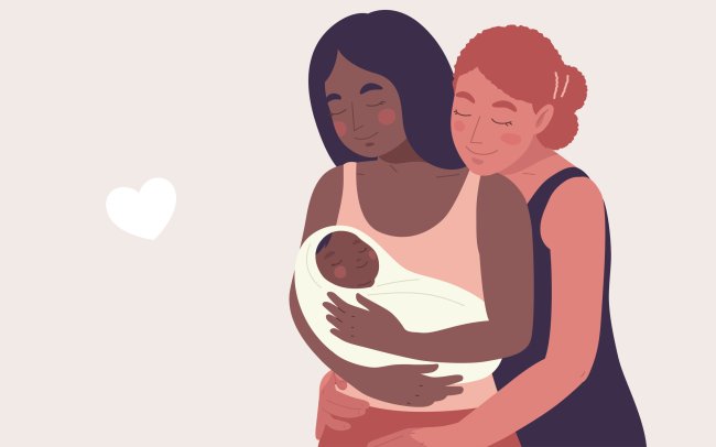 7 frases lesbofóbicas para eliminar do seu vocabulário e nunca mais dizer Ilustração de uma família formada por duas mulheres e um bebê. Elas estão se abraçando, e uma delas segura a criança no colo