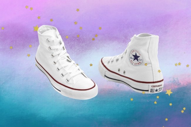 afiliado-tenis-converse Montagem com o fundo degradê roxo e azul com detalhes de estrelas douradas com a foto do tênis branco de cano alto All Star da Converse.