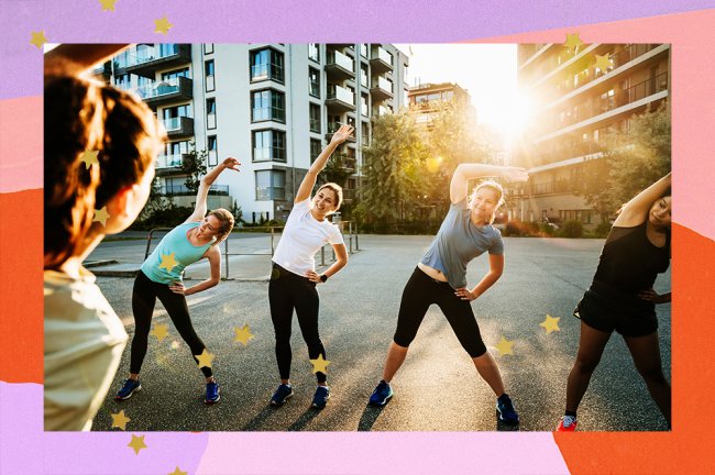 atividade fisica Grupo de mulheres aparece vestindo roupas para praticar exercício físico, no meio da rua, se alongando