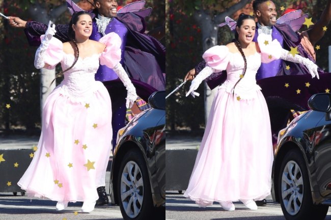 camila-cabello-cinderella-vestido-e-tenis Montagem com duas fotos da atriz Camila Cabello em um flash mob de divulgação do filme Cinderella em Los Angeles com detalhes de estrelinhas douradas. Ela usa um vestido de princesa rosa de manga bufante, luvas, par de tênis branco e cabelo preso em um rabo de cavalo com trança. Em ambas as fotos ela está na rua e não olha para a câmera.