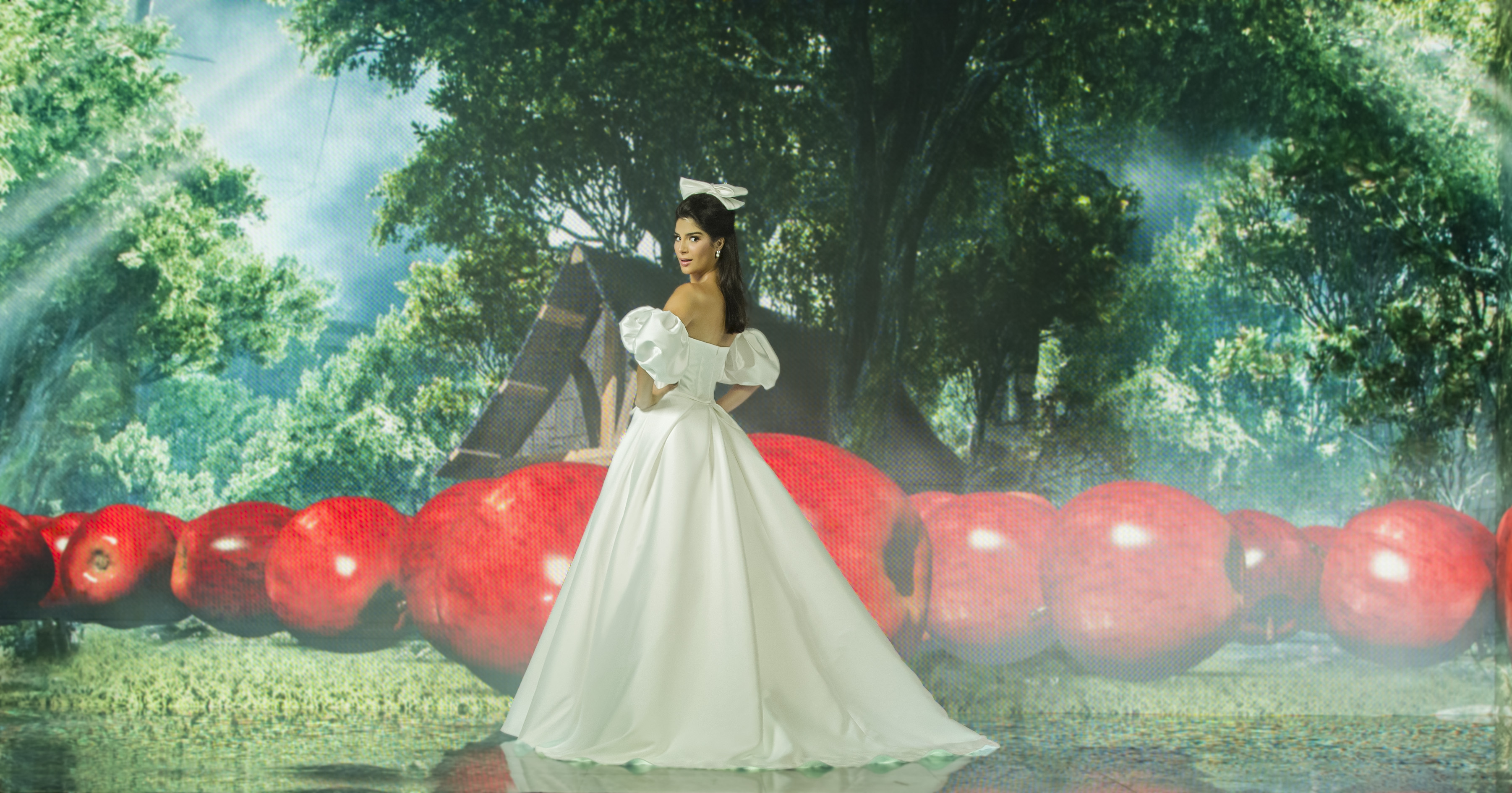 colecao-vestido-noiva-disney-branca-de-neve Júlia Horta com vestido inspirado na Branca de Neve. Ela está de costas com o rosto olhando para o lado.
