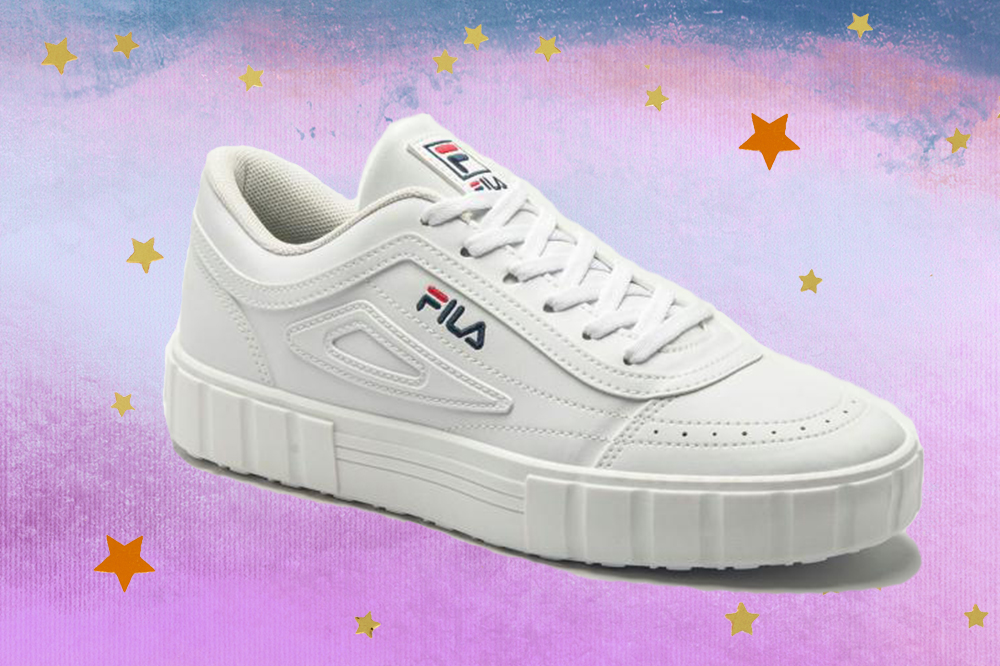 fila-classic-court-tenis-classicos Montagem do tênis Fila Classic Court branco em fundo degradê de lilás e azul com estrelas douradas e laranjas