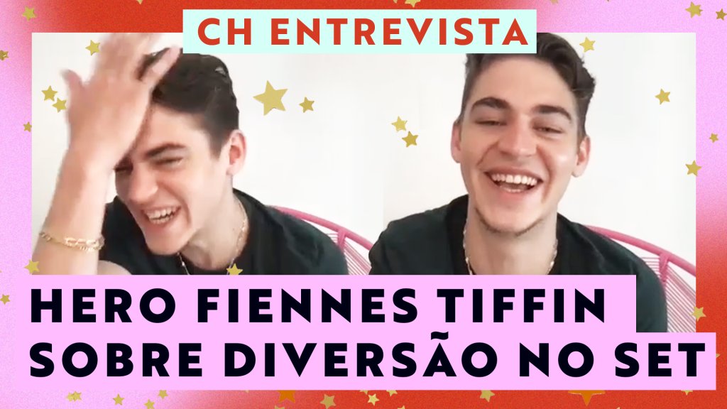 Montagem com duas fotos do ator Hero Fiennes Tiffin em entrevista para a CAPRICHO. Na primeira ele está batendo a mão na testa e na segunda ele está rindo; a moldura é vermelha com estrelas amarelas e "CH Entrevista" está escrito em vermelho com fundo verde na parte superior enquanto o título "Hero Fiennes Tiffin sobre diversão no set" está escrito em preto com fundo rosa na parte inferior