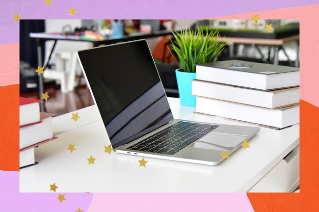 home office Na imagem, um computador aparece sob uma escrivaninha ao lado de alguns livros e uma planta