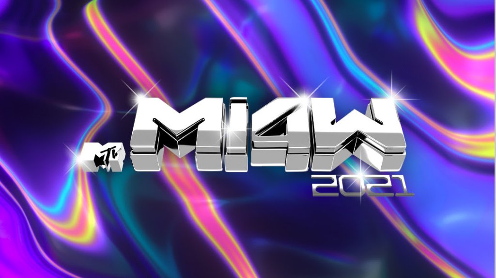 Logo do MTV Miaw 2021 escrito em uma letra prata brilhante em um fundo colorido em tons de roxo, rosa, preto, verde com estética psicodélica/disco