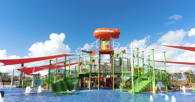 Nickelodeon abre as portas do parque temático do Bob Esponja e outros desenhos Detalhe do parque aquático da Nickelodeon. No topo dos toboáguas é possível ver o zepelim laranja da Nick