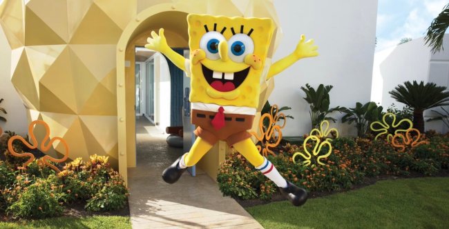Nickelodeon abre as portas do parque temático do Bob Esponja e outros desenhos Imagem de uma pessoa vestida como o Bob Esponja saltando, cheio de alegria
