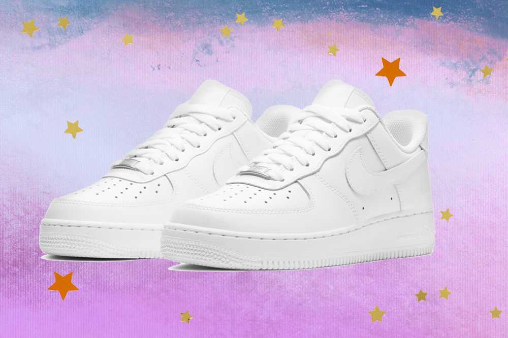 nike-air-force-1-tenis-classicos Montagem do tênis Nike Air Force 1 branco em fundo degradê de lilás e azul com estrelas douradas e laranjas