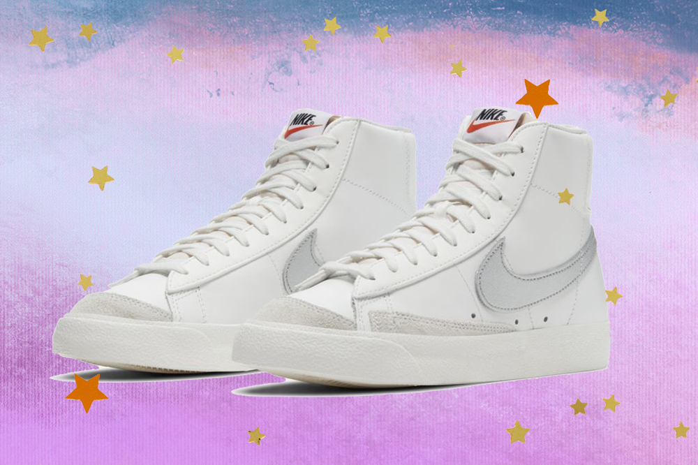 nike-blazer-mid-77-tenis-classicos Montagem do tênis Nike Blazer Mid 77 Vintage branco em fundo degradê de lilás e azul com estrelas douradas e laranjas
