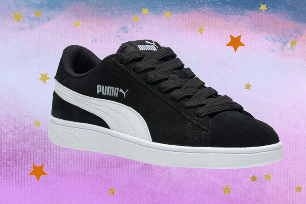puma-smashv3-tenis-classicos Montagem do tênis Puma Smash V3 preto e branco em fundo degradê de lilás e azul com estrelas douradas e laranjas