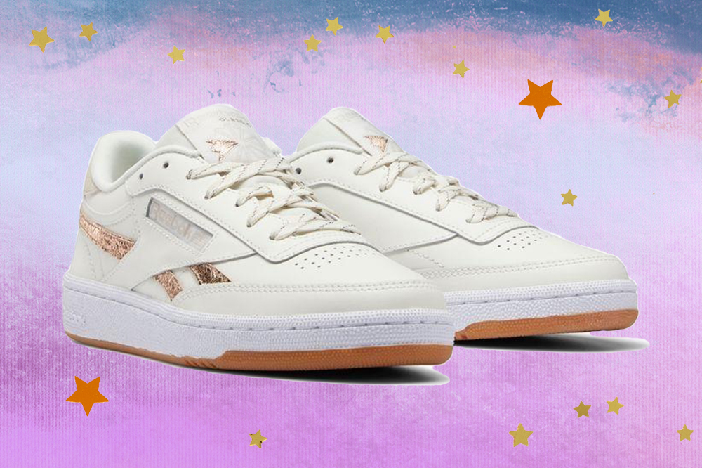reebok-club-c-85-tenis-classicos Montagem do tênis Club C 85 Reebok em fundo degradê de lilás e azul com estrelas douradas e laranjas