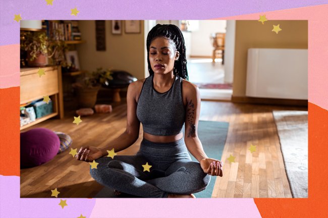 Mulher aparece usando conjunto cinza, de pernas cruzadas e meditando