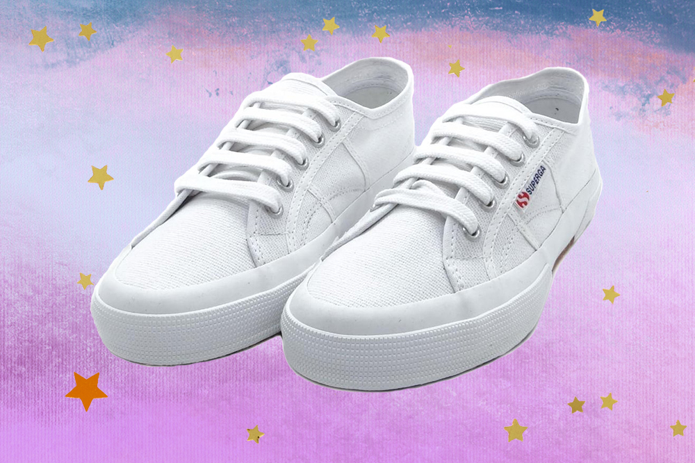 superga-2750-tenis-classicos Montagem do tênis Superga 2750 branco em fundo degradê de lilás e azul com estrelas douradas e laranjas