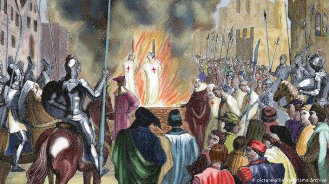 Sexta-feira 13: origem, mitos, numerologia e previsões pra data em agosto Ilustração de cavaleiros templários, vestidos de branco com uma cruz vermelha no peito, sendo queimados vivos em fogueira no meio de uma praça pública, durante a Idade Média