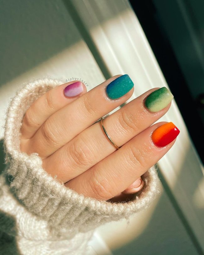 unha colorida Foto com close nas unhas com esmaltes coloridos em diversas cores.