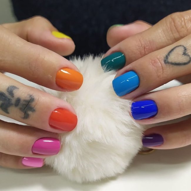 unhas coloridas Foto com close nas unhas com esmaltes coloridos em diversas cores.