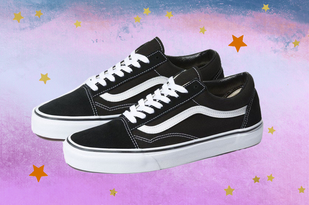 vans-old-skool-tenis-classicos Montagem do tênis Vans Old Skool preto e branco em fundo degradê de lilás e azul com estrelas douradas e laranjas