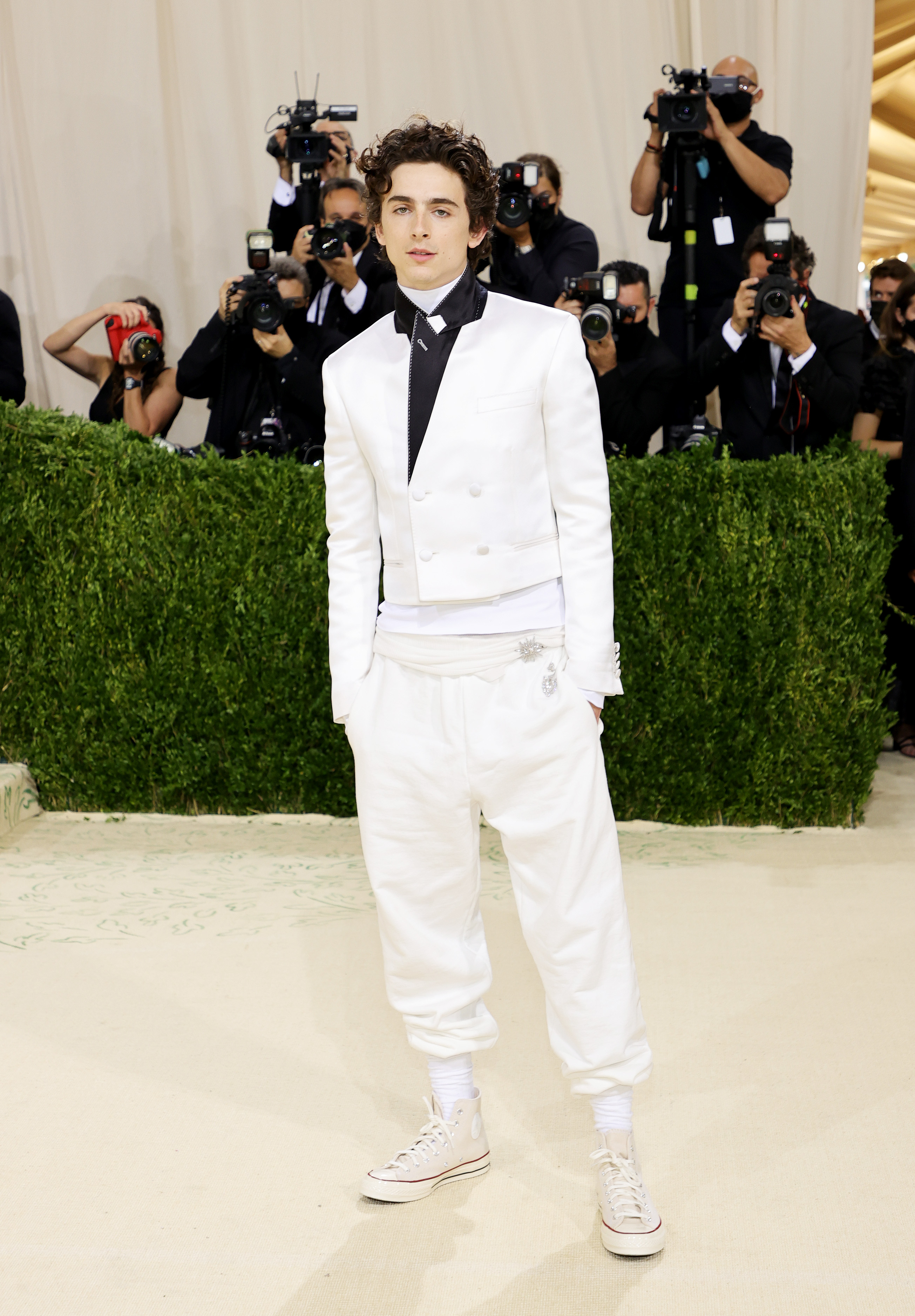 The 2021 Met Gala Celebrating In America: A Lexicon Of Fashion – Arrivals Timothée Chalamet todo de branco no MET Gala 2021