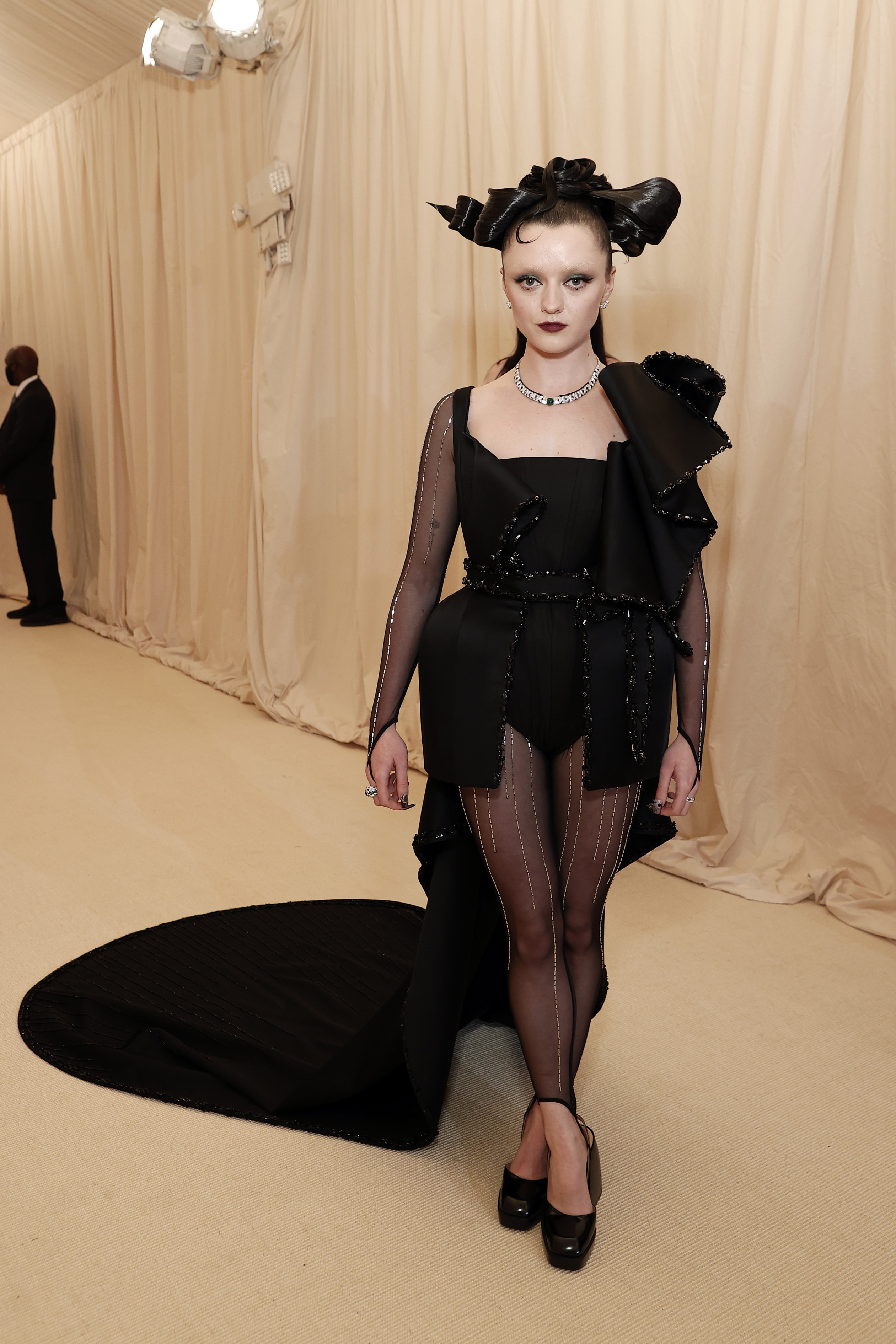 The 2021 Met Gala Celebrating In America: A Lexicon Of Fashion – Red Carpet Maisie Williams de look preto no MET Gala 2021