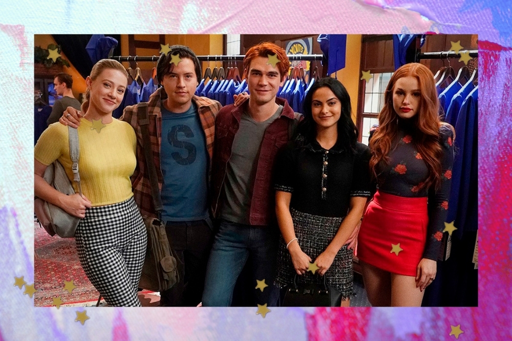 Imagem com parte do elenco de Riverdale posando sorridente em set da série.