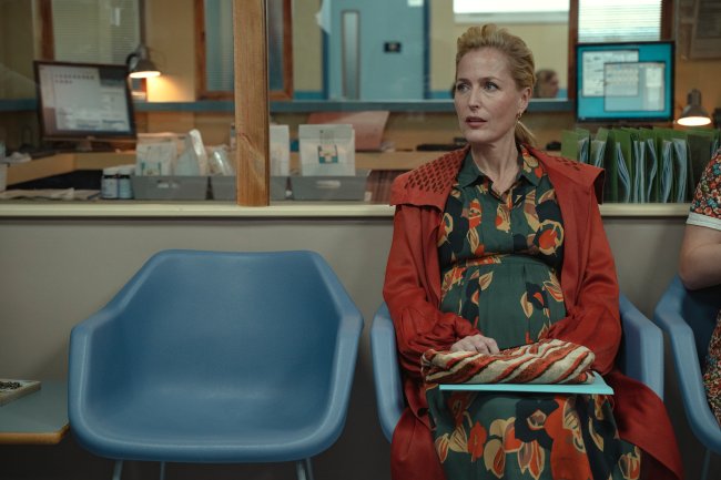 Jean Milburn, de Sex Education, sentada na sala de espera do hospital, sozinha, enquanto espera pra fazer um ultrassom