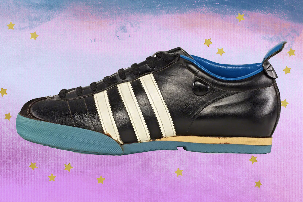 adidas-tenis-samba-1960 Montagem com tênis Samba, da Adidas, preto, branco e azul criado em 1960, em fundo com degradê de lilás e azul e estrelinhas douradas.