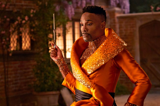 I choose myself: a Cinderella de Camila Cabello (e da Amazon) é icônica Billy Porter, no papel de Fado Madrinho da Cinderella, segurando uma varinha de condão e olhando para ela com cara de concentração