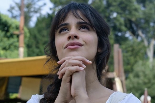 I choose myself: a Cinderella de Camila Cabello (e da Amazon) é icônica Imagem de Camila Cabello, no papel de Cinderella, olhando para o céu, com as mãos em posição de prece, com feições esperançosas