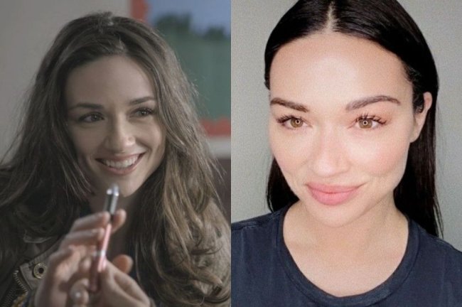 Duas fotos da atriz Crystal Reed. Uma, ela está atuando em Teen Wolf, pegando uma caneta emprestada. Na outra, está posando para uma selfie.