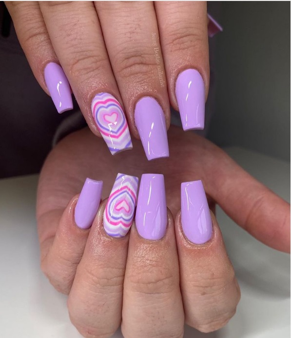 delicada buble heart Foto com foco nas unhas exibindo a nail art chamada bubble heart, que traz vários corações um dentro do outro.