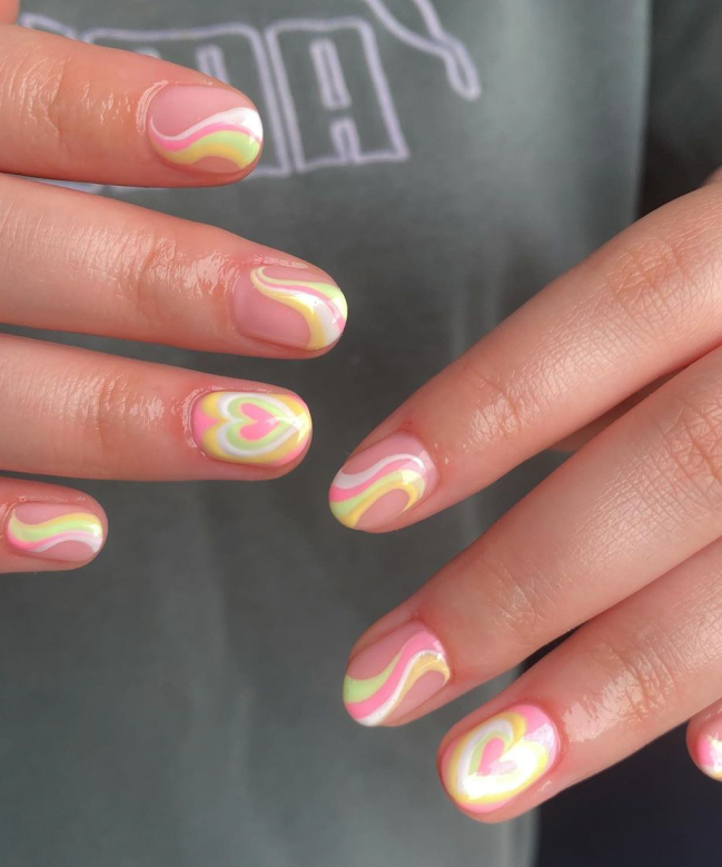 delicada Foto com foco nas unhas exibindo a nail art chamada bubble heart, que traz vários corações um dentro do outro.