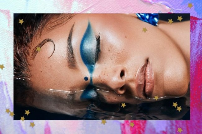 doja cat Cantora Doja Cat posando para sua linha de makes. Ela usa sombra azul.
