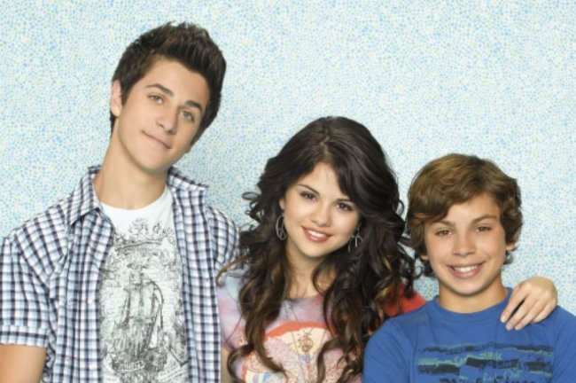 Foto de divulgação de Os Feiticeiros de Waverly Place. Nela, aparecem três pessoas sorrindo e posando.