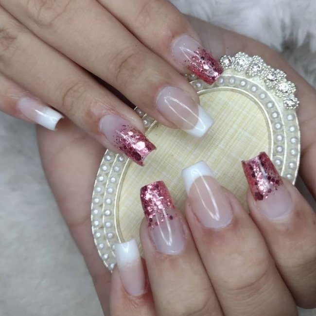 francesinha tradicional e com glitter Foto com foco nas unhas mostrando a francesinha com glitter.