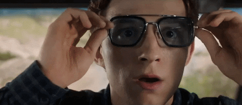 homem-aranha Gif do Homem Aranha, mostrando cena do filme em que ele está em um carro e está tirando um óculos de sol com expressão de choque.