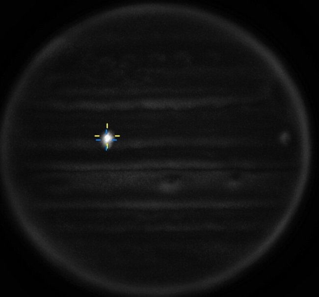 Brasileiro capta momento exato em que asteroide se choca com Júpiter Imagem de telescópio da superfície de Júpiter. Tem um clarão na lateral esquerda superior, que sinaliza a colisão de um asteroide