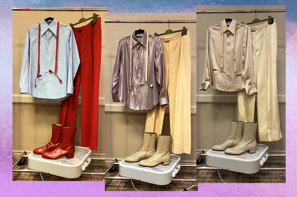 looks-turne-harry-styles-01 Montagem em fundo degradê lilás e azul com três looks usados por Harry Styles em sua turnê nos Estados Unidos. À esquerda, um look com camisa azul, suspensório vermelho, calça e bota vermelhas. Ao meio, uma camisa cintilante roxa e uma calça pantalona em tom de creme e bota. À direita, uma camisa cintilante, calça creme e a mesma bota.