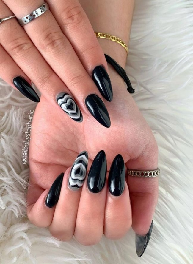 preta bubble heart Foto com foco nas unhas exibindo a nail art chamada bubble heart, que traz vários corações um dentro do outro.