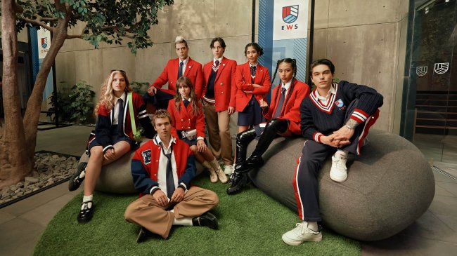TUDUM Netflix: nova geração de Rebelde mostra talento musical em 1ª prévia Elenco de Rebelde em foto promocional usando o uniforme do colégio.