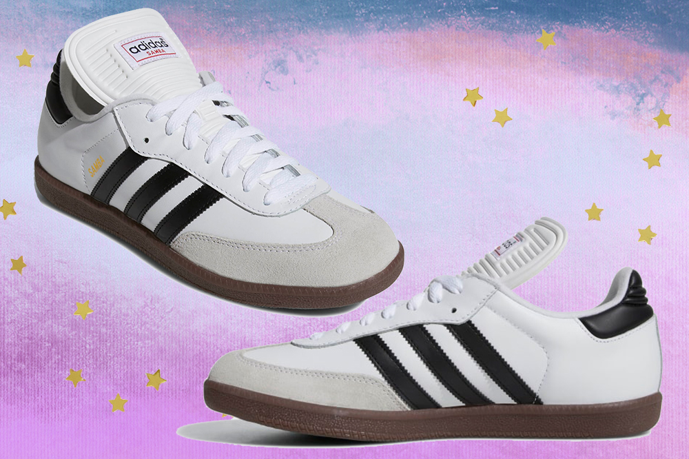 tenis-adidas-samba-classic Montagem em fundo degradê lilás e azul com estrelinhas douradas de duas fotos do tênis Adidas Samba Classic que é branco, possui listras pretas e solado marrom.
