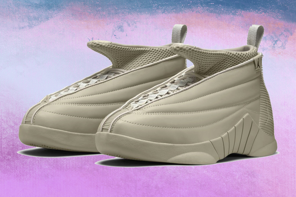 tenis-billie-eilish-nike Foto do tênis cinza no modelo Air Jordan 15 da coleção da Billie Eilish com a Nike em fundo lilás, roxo e azul