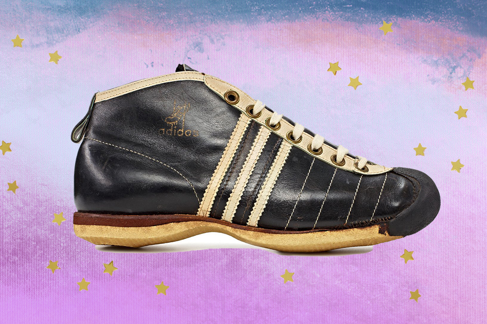 tenis-samba-adidas-1949-thearchive Montagem com tênis Samba, da Adidas, preto criado em 1949, em fundo com degradê de lilás e azul e estrelinhas douradas.