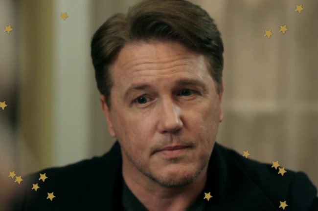 Hal Cooper Hal Cooper do seriado Riverdale com expressão pensativa