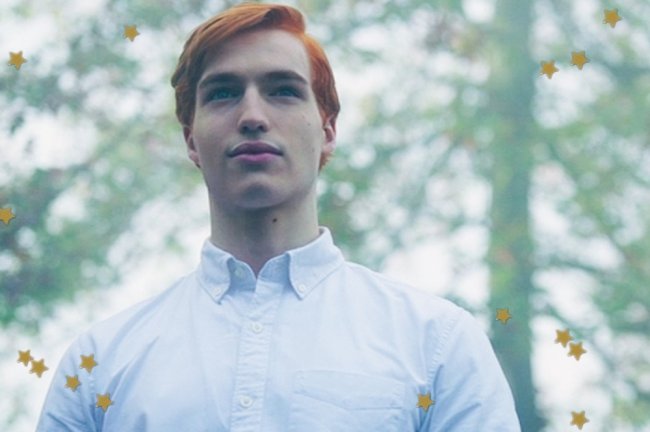 Jason Blossom Jason Blossom vestido de branco e com expressão calma.