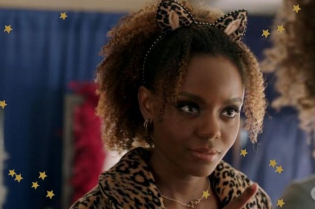 Josie McCoy Riverdale Personagem Josie McCoy do seriado Riverdale usando tiara de gatinho e blusa de oncinha.