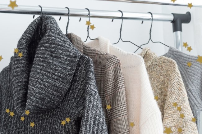 Minimalismo Roupas penduradas em arara branca. As peças são dos tons cinza, bege, branco.